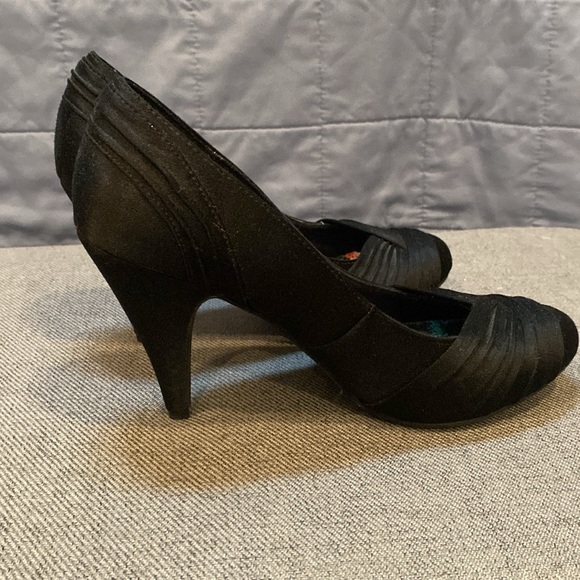 Black heel size 8.5 - Picture 2 of 3